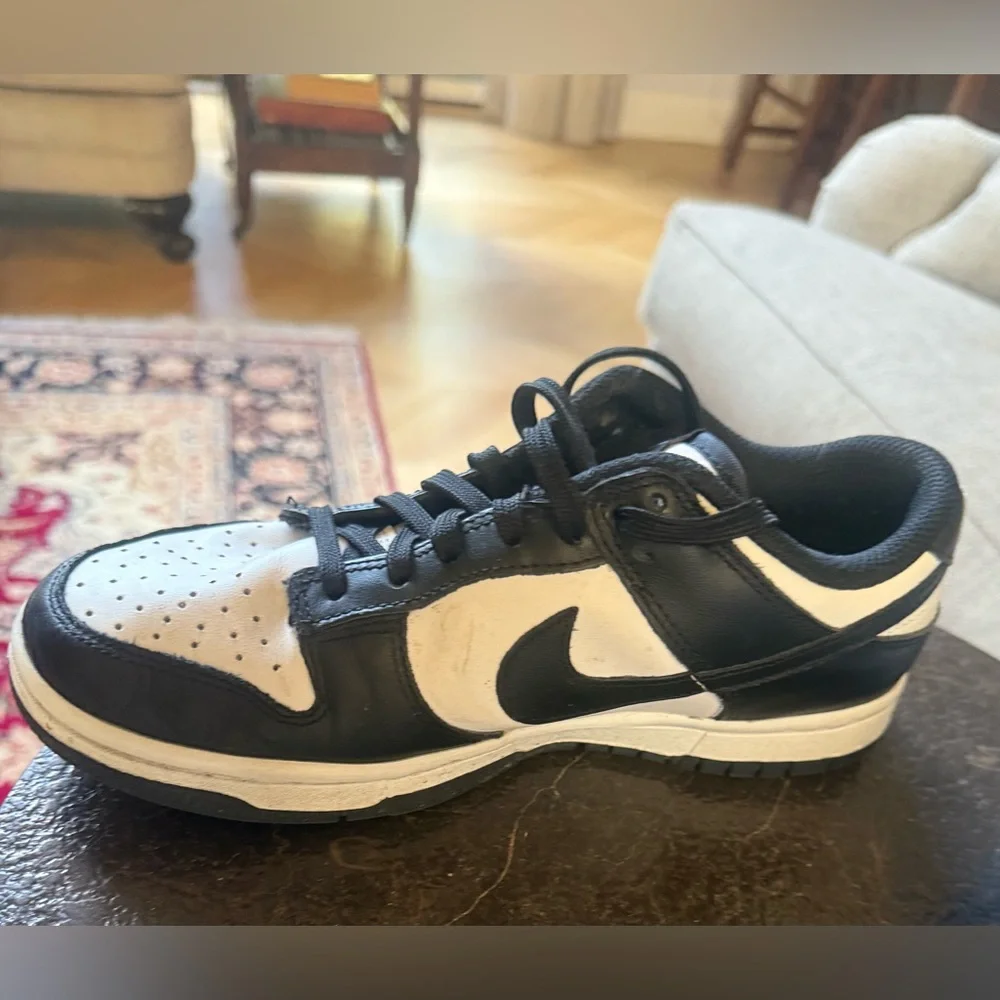 Nike Woman Black and White Athletic Sneakers